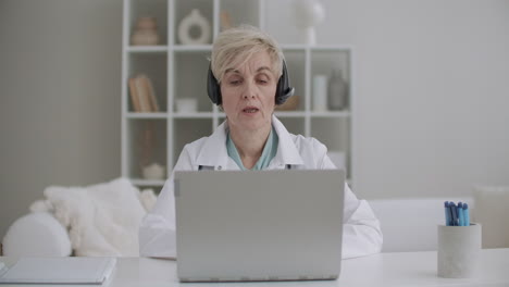 Eine-Gynäkologin-Berät-Online-Und-Spricht-Per-Videochat-Mit-Der-Patientin-Auf-Einem-Laptop,-Der-Aus-Der-Ferne-über-Das-Internet-Arbeitet